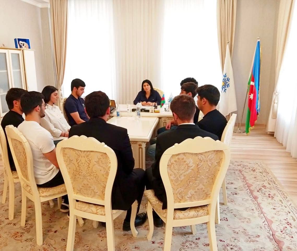 Deputat Elnarə Akimova tələbələrlə görüşdü (FOTO)